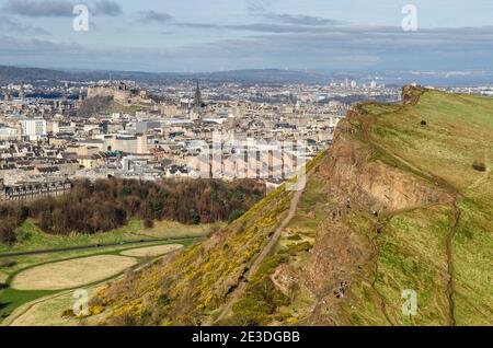 Die Menschen versammeln sich auf Salisbury Crags mit Blick auf die Stadtlandschaft von Edinburgh, einschließlich der Altstadt, Southside, Castle und Firth of Forth, wie aus der Sicht der Kunst Stockfoto