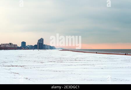 Oostende (Ostende) Stadtstrand im Schnee an der Nordsee, Flandern, Belgien. Stockfoto