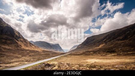 Die A82 Straße folgt einem langen geraden Kurs über Rannoch Moor oberhalb von Glen Coe in den West Highlands von Schottland. Stockfoto