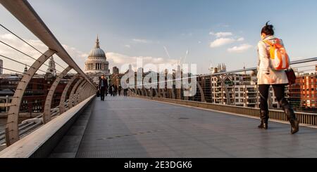 London, England, Großbritannien - 20. April 2010: Fußgänger gehen über Londons Millennium Bridge, mit St Paul's Cathedral und Büros der Square Mile beyo Stockfoto