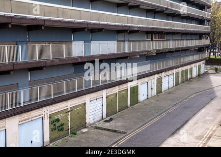 Die Wohnungen sind im Claydon House, einem Hochhaus aus Corbusian-Slab-Wohnungen, vor dem Abriss und der Sanierung des Heygate Estate i verladen Stockfoto