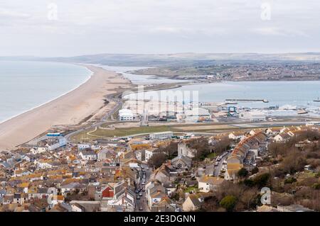 Die Aussicht auf Fortuneswell Stadt, Portland Hafen und Chesil Beach in Dorset. Stockfoto