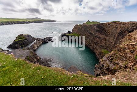 Alte Steinbruchgebäude befinden sich oberhalb der Blauen Lagune bei Abereiddy im Pembrokeshire Coast National Park, Wales. Stockfoto