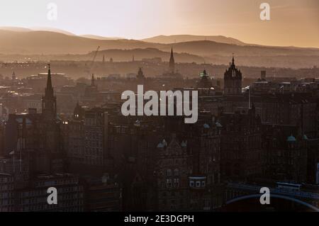 Kirchtürme erheben sich aus dem dichten Stadtbild der Tennement- und Bürogebäude in Edinburghs Altstadt, mit dem Bruntsfield und Merchiston Nachbarschaft Stockfoto