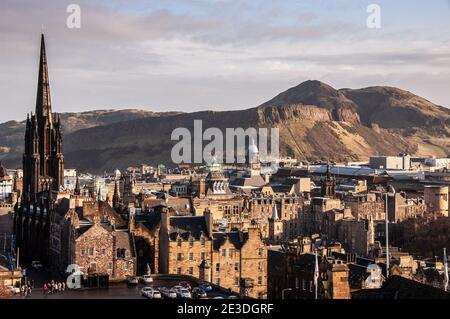 Die Sonne scheint auf den Dächern von Edinburghs Altstadt und Southside, mit Salisbury Crags und Arthur's Seat dahinter, von Edinburgh Castle aus gesehen. Stockfoto