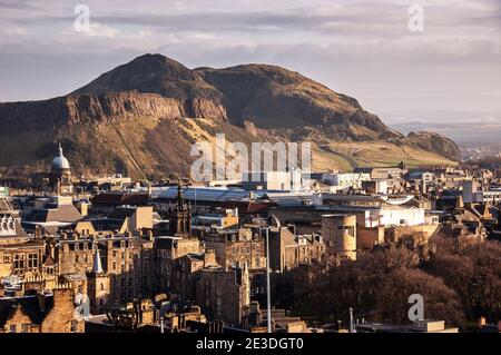 Die Sonne scheint auf Arthur's Seat Hill und die Dächer der Stadtlandschaft von Edinburgh's Altstadt und Southside, wie aus dem Castle Hill. Stockfoto