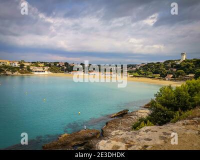 Carro, Frankreich, Sept. 2020, Panoramablick auf einen Strand an der Mittelmeerküste. Stockfoto