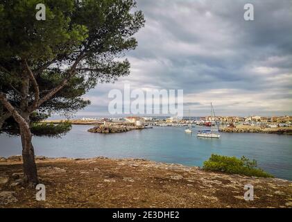 Carro, Frankreich, Sept. 2020, Blick auf einen Hafen an der Mittelmeerküste. Stockfoto