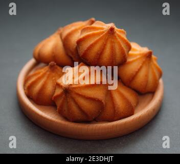 Hausgemachte Kekse auf einem Holzteller Stockfoto