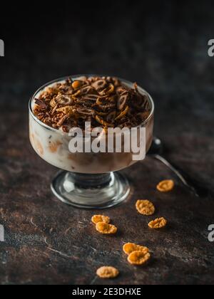 Dessert mit Schokolade und Obst Stockfoto