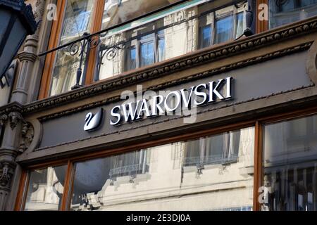 Swarovski Inschrift Tafel an der Fassade eines Juweliergeschäft Gebäude mit Schwan Symbol auf Vaci Fußgängerzone im Stadtzentrum von Budapest, Ungarn Stockfoto