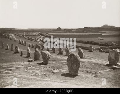 Vintage 19. Jahrhundert Foto: VERMUTLICH die Carnac-Steine (Breton: Steudadoù Karnag) sind eine außergewöhnlich dichte Sammlung von megalithischen Stätten in der Bretagne im Nordwesten Frankreichs, bestehend aus Steinreihen, Dolmen (Steingräber), Grabhügeln (Grabhügel) und einzelnen Menhiren (stehende Steine). Stockfoto