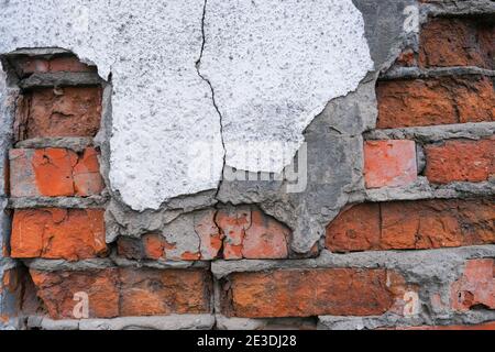 Nahaufnahme Backsteinmauer, gebrochener roter Backstein Hintergrund, selektiver Fokus Stockfoto