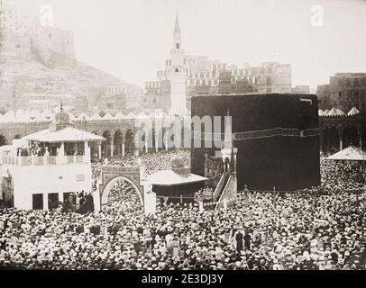 Vintage 19. Jahrhundert Foto: Große Menschenmenge an der Kabaa, Mekka. Die Kaaba, auch Ka'bah oder Kabah geschrieben, manchmal als al-Kaʿbah al-Musharrafa bezeichnet, ist ein Gebäude im Zentrum der wichtigsten Moschee des Islam, der Masjid al-Haram in Mekka, Saudi-Arabien. Es ist der heiligste Ort im Islam. Stockfoto