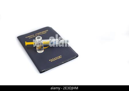 Antalya, TÜRKEI - 18. Januar 2021. Impfpass und Türkei-Pass mit Impfpass-Antrag Stockfoto