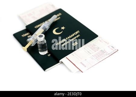 Antalya, TÜRKEI - 18. Januar 2021. Impfpass und Türkei Pässe mit Impfpass Anwendung Stockfoto