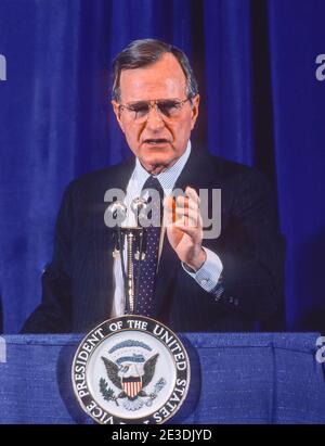 SYRACUSE, NEW YORK, USA, NOVEMBER 1986 - US-Vizepräsident George Herbert Walker Bush spricht. Stockfoto