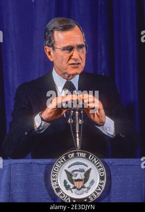 SYRACUSE, NEW YORK, USA, NOVEMBER 1986 - US-Vizepräsident George Herbert Walker Bush spricht. Stockfoto