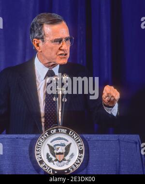 SYRACUSE, NEW YORK, USA, NOVEMBER 1986 - US-Vizepräsident George Herbert Walker Bush spricht. Stockfoto