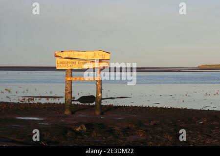 Der Eingang und die Beschilderung zum Lindesfarne National Nature Reserve & Holy Island an der Northumberland Küste, Großbritannien. Genommen eine Stunde vor Sonnenuntergang. Stockfoto