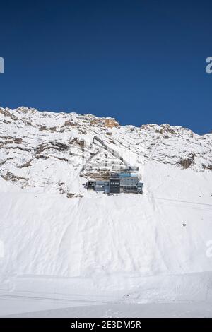 Zugspitze, Deutschland - 5. Aug 2020: Schneefernerhaus institut unter dem Gipfel im Sommerschnee Stockfoto