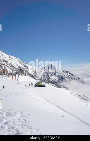 Zugspitze, Deutschland - 5. Aug 2020: Schneebraulldozer unter dem Gipfel am Sonnalpin Stockfoto