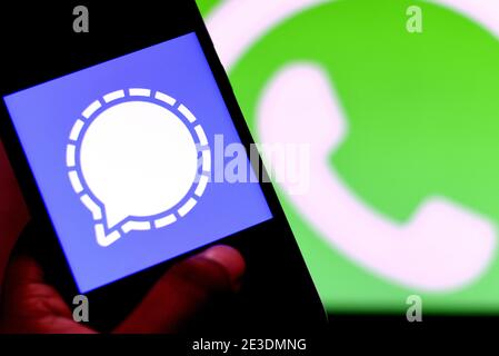 Indien. Januar 2021. In dieser Abbildung ist ein Signal-Logo auf einem Smartphone mit einem WhatsApp-Logo im Hintergrund zu sehen. Quelle: Avishek das/SOPA Images/ZUMA Wire/Alamy Live News Stockfoto