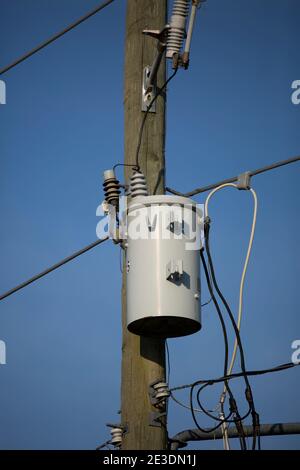 Elektrischer Transformator und Drähte auf einem elektrischen Pol Stockfoto