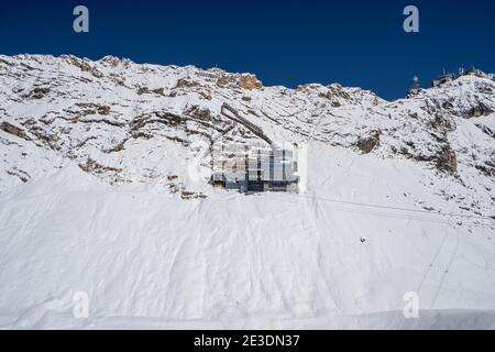 Zugspitze, Deutschland - 5. Aug 2020: Schneefernerhaus institut unter dem Gipfel im Sommerschnee Stockfoto