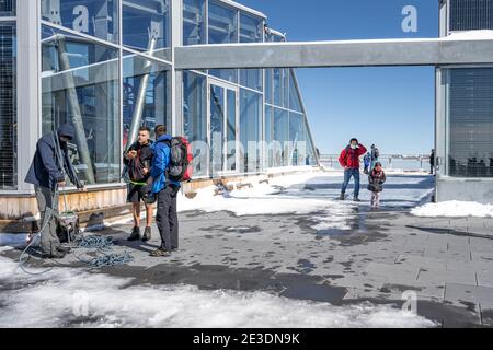 Zugspitze, Deutschland - Aug 5, 2020: Touren auf dem Observatorium Deck im Schnee Stockfoto
