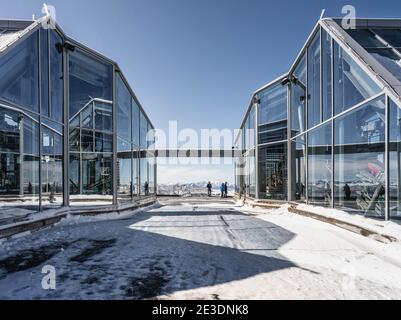 Zugspitze, Deutschland - 5. Aug 2020: Schneebedeckte Aussichtsplattform im Sommermorgen Stockfoto