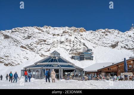 Zugspitze, Deutschland - Aug 5, 2020: Touristenmaske am sonnalpin im Sommerschnee Stockfoto