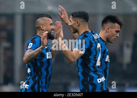Arturo Vidal vom FC Internazionale Milano und Achraf Hakimi vom FC Internazionale Milano feiern am 17. Januar 2021 im Giuseppe Meazza Stadion in Mailand, Italien, das erste Tor beim italienischen Meisterschaftsspiel Serie A zwischen FC Internazionale und Juventus FC - Foto Morgese-Rossini / DPPI / LiveMedia Stockfoto