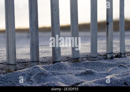 Ein Strandzaun entlang der Dünen Stockfoto