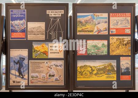 Zugspitze, Deutschland - 5. Aug 2020: Plakat der zugspitzbahn durch die Geschichte Stockfoto