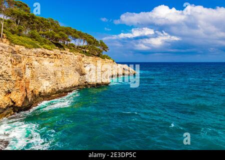 Türkisfarbene Klippen und Buchtpanorama von Cala Mondrago auf Mallorca Balearen Spanien. Stockfoto