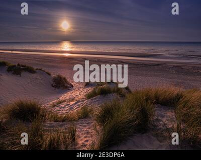 Schöne Aussicht über Marram Gras bedeckten Dünen Vers dunklen Himmel Vor Sonnenuntergang Stockfoto