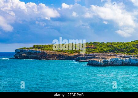 Türkisfarbene Klippen und Buchtpanorama von Cala Mondrago auf Mallorca Balearen Spanien. Stockfoto