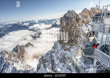 Zugspitze, Deutschland - 5. Aug 2020: Touristen am Aussichtsturm auf der Snowy Zugspitze Stockfoto