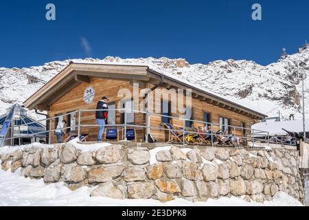 Zugspitze, Deutschland - Aug 5, 2020: Touristenmaske am sonnalpin im Sommerschnee Stockfoto