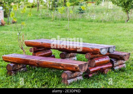 Gartentisch und Bänke aus Holzstämmen Stockfoto