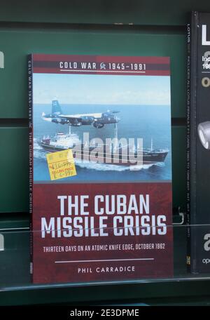 Geschichtsbuch über die Kubanische Missilienkrise in einer Buchhandlung Angezeigt Stockfoto