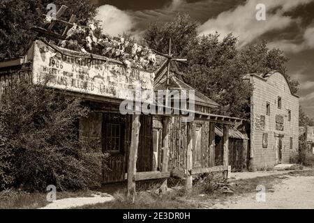 Der rustikale Longhorn Saloon und Store in Scenic, SD, mit Gerichtsgebäude und Gefängnis dazwischen. Stockfoto