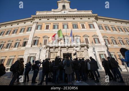 Rom Italien , 18. Januar 2021 Journalisten versammelten sich vor der italienischen Abgeordnetenkammer. Rom, 18/01/2021. Italienische Parlamentsabgeordnete vor dem Abgeordnetenhaus (Unterhaus des italienischen Parlaments), während der italienische Ministerpräsident Giuseppe Conte die Kammer um ein Vertrauensvotum bittet, um die italienische Regierung nach dem Abtreten der beiden Kabinettsminister der winzigen Partei Italia Viva (Italien am Leben) zu retten, angeführt vom ehemaligen italienischen Premierminister Matteo Renzi. Stockfoto