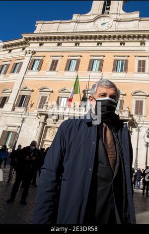 Rom Italien , 18. Januar 2021 Antonio Tajani MdEP (Mitglied des Europäischen Parlaments der Forza Italia Party, ehemaliger Präsident des Europäischen Parlaments). Rom, 18/01/2021. Italienische Parlamentsabgeordnete vor dem Abgeordnetenhaus (Unterhaus des italienischen Parlaments), während der italienische Ministerpräsident Giuseppe Conte die Kammer um ein Vertrauensvotum bittet, um die italienische Regierung nach dem Abtreten der beiden Kabinettsminister der winzigen Partei Italia Viva (Italien am Leben) zu retten, angeführt vom ehemaligen italienischen Premierminister Matteo Renzi. Stockfoto