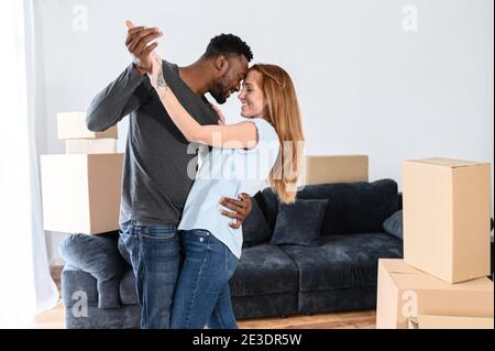 Familie, Paar, Umzug, gemischte Rasse, Anwesen Stockfoto