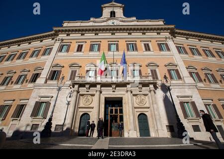 Rom Italien , 18. Januar 2021 Italienische Abgeordnetenkammer auf der Piazza Montecitorio. Rom, 18/01/2021. Italienische Parlamentsabgeordnete vor dem Abgeordnetenhaus (Unterhaus des italienischen Parlaments), während der italienische Ministerpräsident Giuseppe Conte die Kammer um ein Vertrauensvotum bittet, um die italienische Regierung nach dem Abtreten der beiden Kabinettsminister der winzigen Partei Italia Viva (Italien am Leben) zu retten, angeführt vom ehemaligen italienischen Premierminister Matteo Renzi. Stockfoto