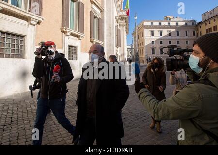 Rom Italien , 18. Januar 2021 Vito Crimi MP (Führer der Movimento 5 Stelle - 5 Sterne Bewegung). Rom, 18/01/2021. Italienische Parlamentsabgeordnete vor dem Abgeordnetenhaus (Unterhaus des italienischen Parlaments), während der italienische Ministerpräsident Giuseppe Conte die Kammer um ein Vertrauensvotum bittet, um die italienische Regierung nach dem Abtreten der beiden Kabinettsminister der winzigen Partei Italia Viva (Italien am Leben) zu retten, angeführt vom ehemaligen italienischen Premierminister Matteo Renzi. Stockfoto