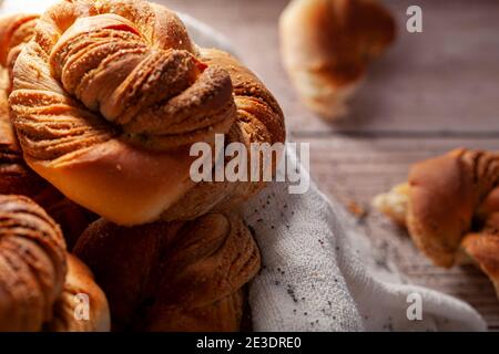 Traditionelle türkische Hashasli corek. Ein Croissant wie Gebäck Rolle mit Mohn-Samenpaste innen. Ein Nahaufnahme Bild mit einem Haufen Brote werden auf mu serviert Stockfoto