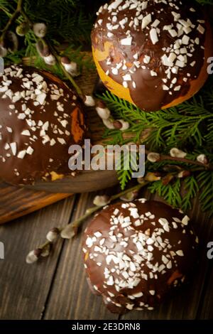 Festliche Ostertisch mit traditionellen Frühlingsblumen, Ostergebäck. Vertikales Bild Stockfoto
